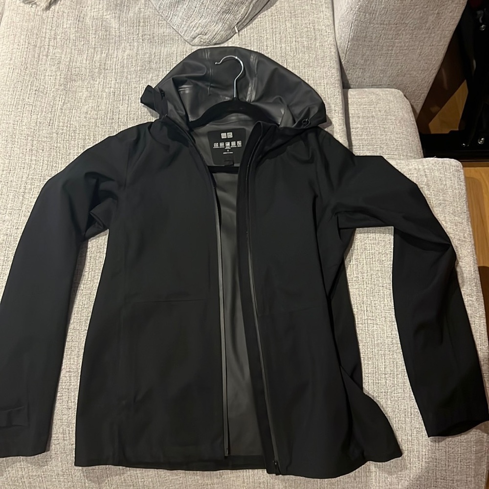 Uniqlo short rain jacket zip up waterproof